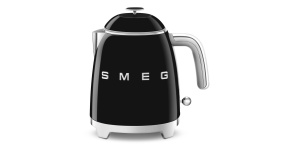 Smeg KLF05BLEU mini rychlovarná konvice, 0,8 l / 3 šálky, 1400 W, styl 50. let, černá