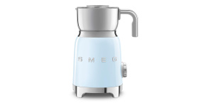 BAZAR - Smeg MFF11PBEU napěňovač mléka, 500 W, 600 ml, horká čokoláda / mléko, lehká pěna, pastelově modrý - opraveno